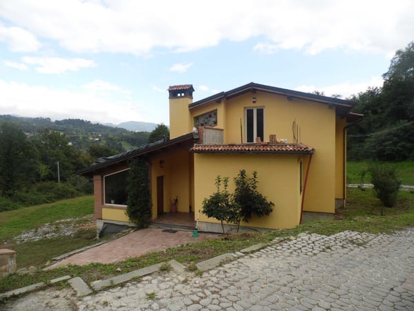 House in Camporgiano - view 1