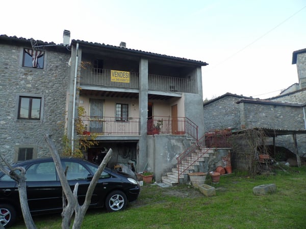 House in Gallicano - view 1