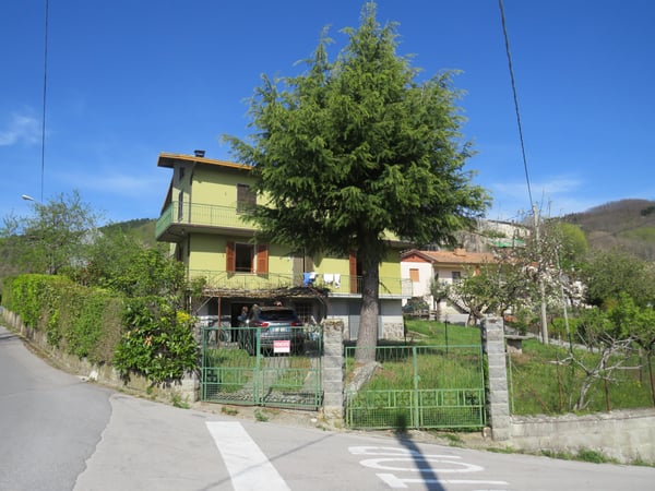 House in Minucciano - view 1