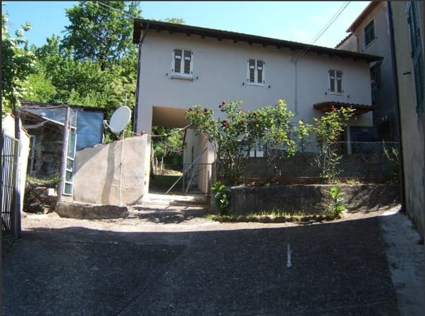 House in Minucciano - view 1