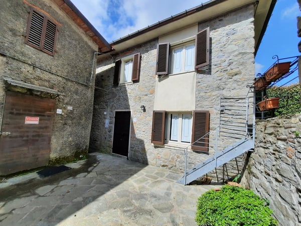 House in Pescaglia - view 1
