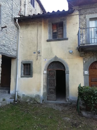 House in Castelnuovo di Garfagnana - view 1