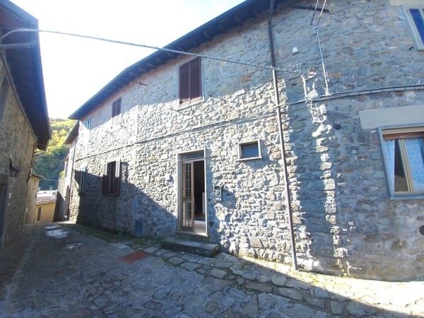 House in Camporgiano - view 1