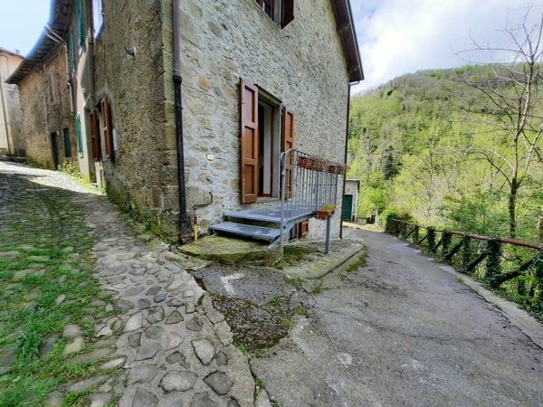 House in Pescaglia - view 1