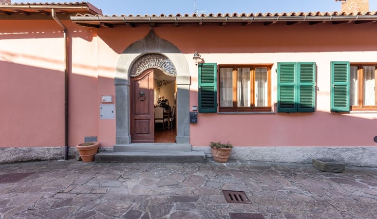 House in Molazzana - view 1