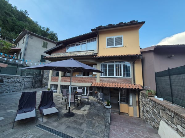 House in Minucciano - view 1