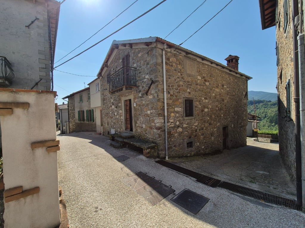 House in Piazza al Serchio - Image 2