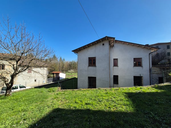 House in Camporgiano - view 1