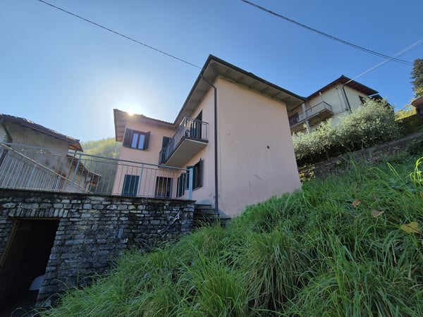 House in Camporgiano - view 1