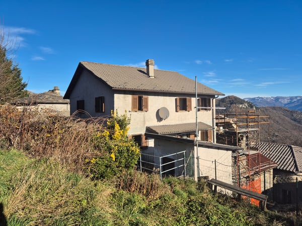 House in Careggine - view 1