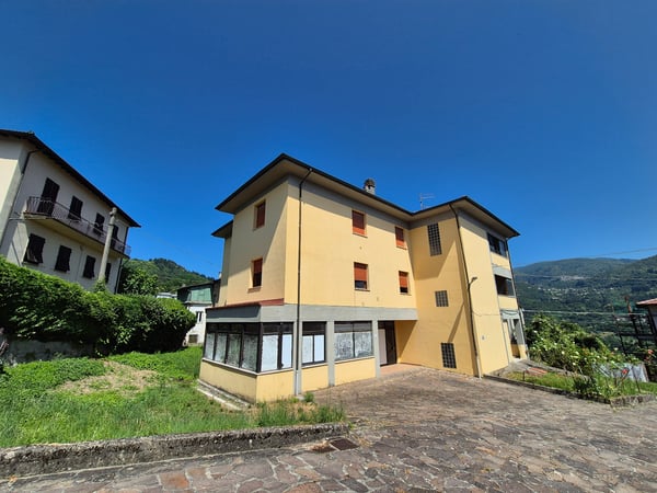 House in Camporgiano - view 1