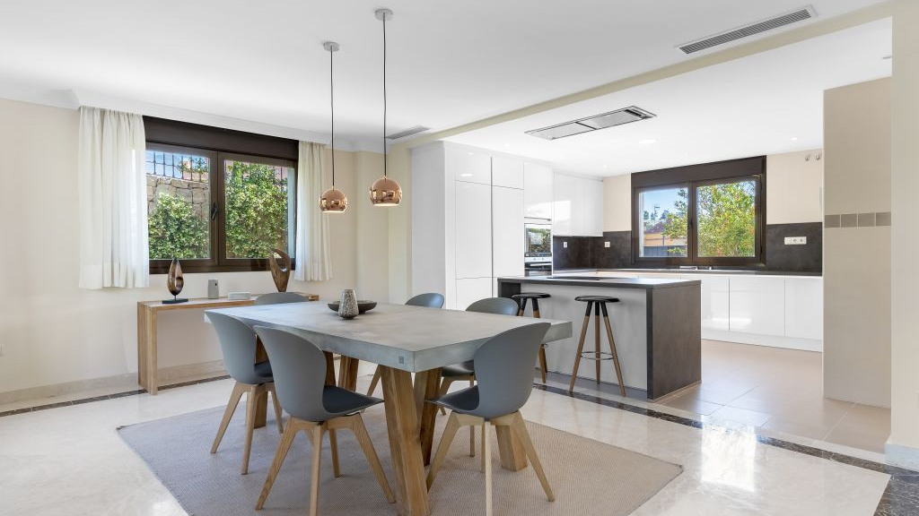 House in Estepona - Image 3