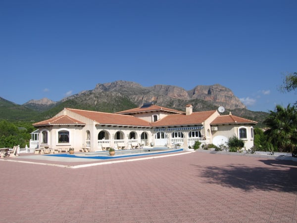 Villa in La Nucia - view 1