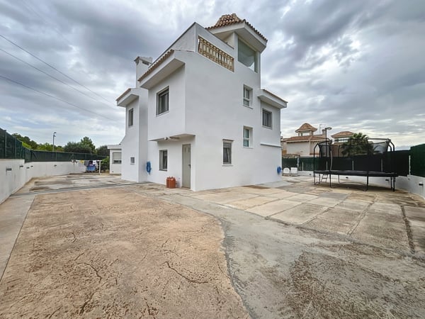 Villa in La Nucia - view 1