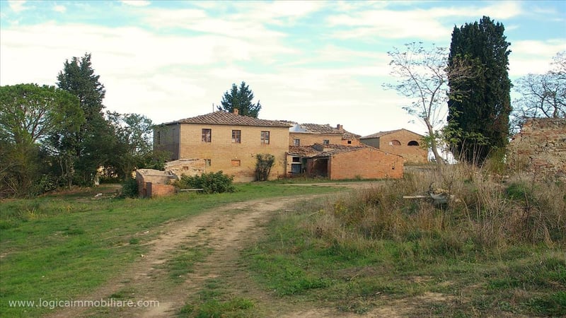 Farm, Ranch or Equestrian in Siena - view 1
