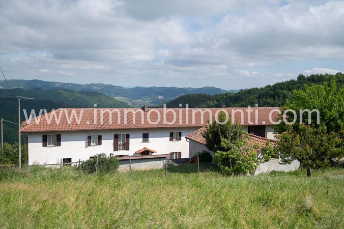 House in Roccaverano - view 1