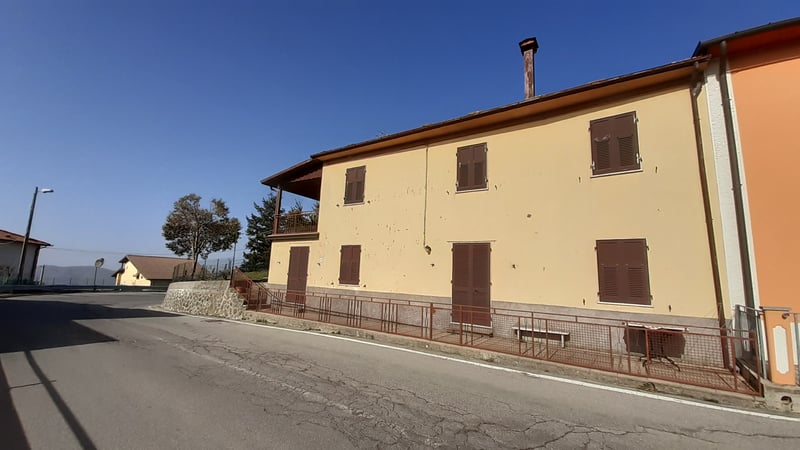 House in Minucciano - view 1