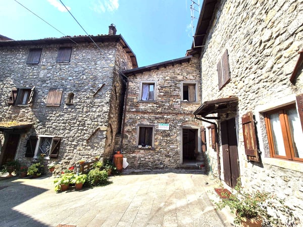 House in Vagli Sotto - view 1