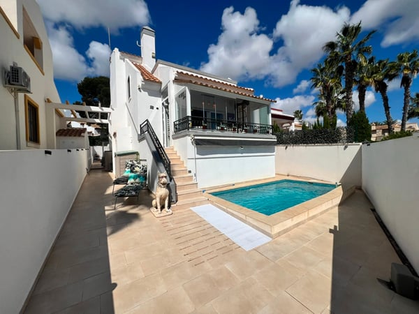 Villa in Villamartin - view 1