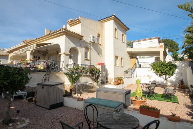 Villa in Villamartin - view 1