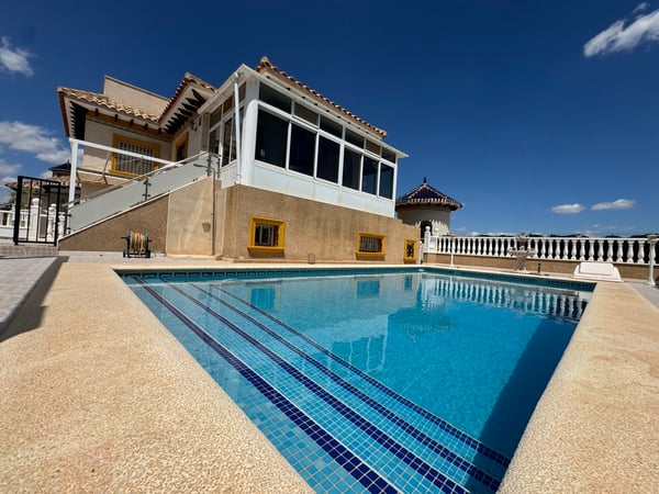 Villa in Villamartin - view 1