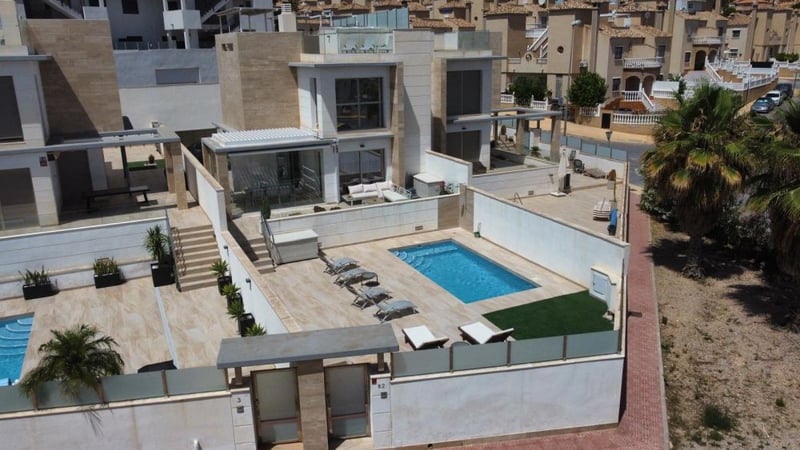 Villa in Villamartin - view 1