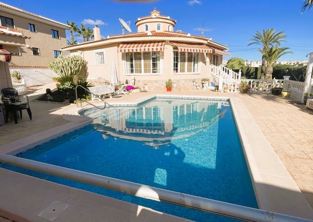 Villa in Alicante - view 1