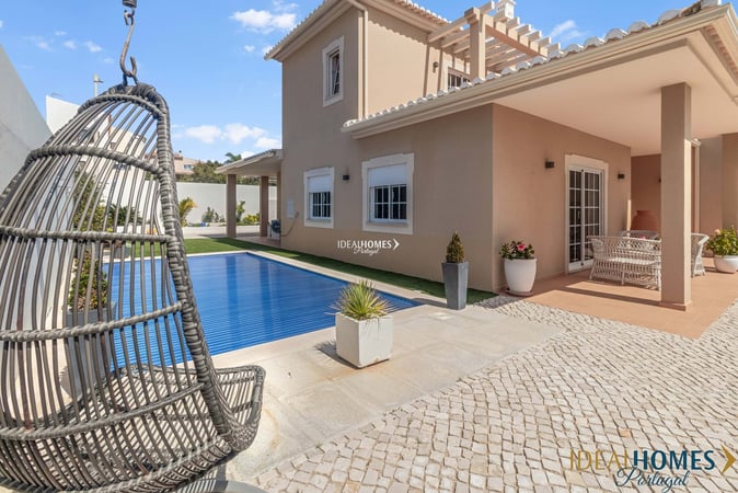 Villa in Lagos - view 1