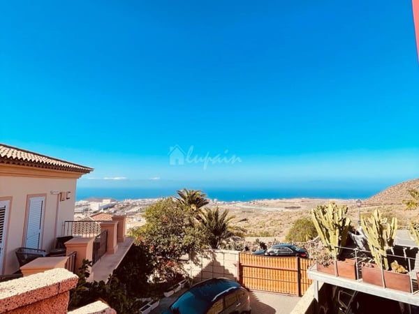 Villa in Chayofa - view 1