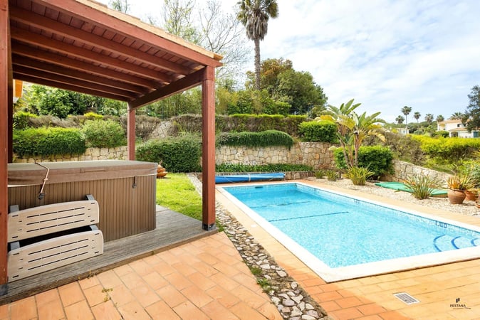 Villa in Estombar - view 1