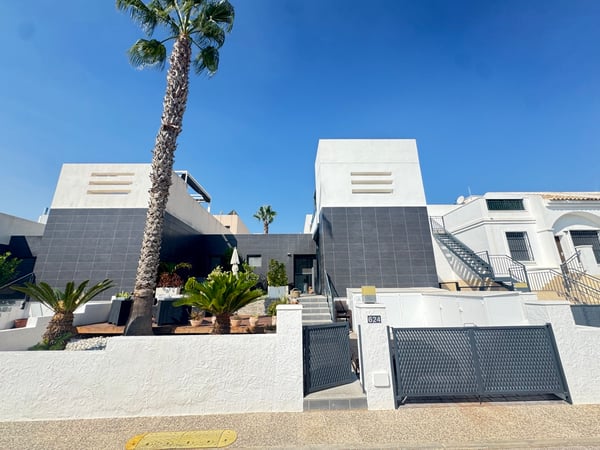 Villa in Villamartin - view 1