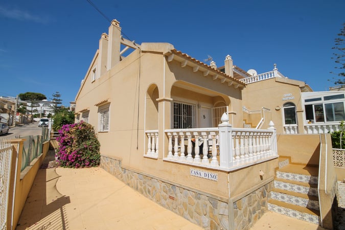 Villa in Villamartin - view 1