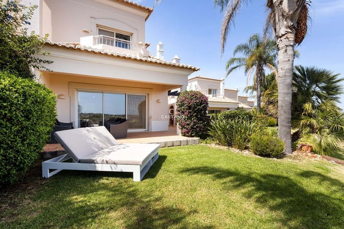 Villa in Estombar - view 1