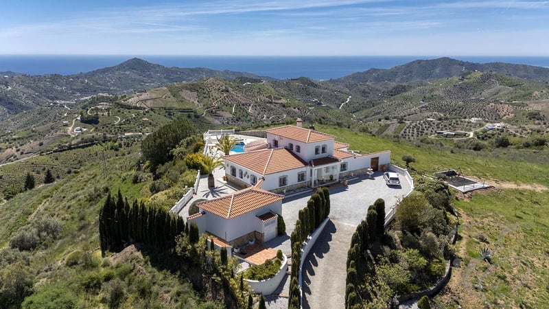 Villa in Canillas de Albaida - view 1