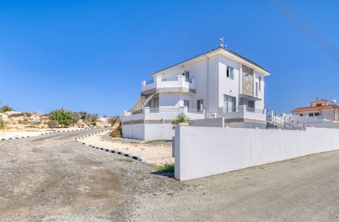 Villa in Paralimni - view 1