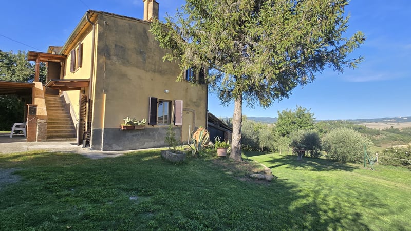 House in Volterra - view 1