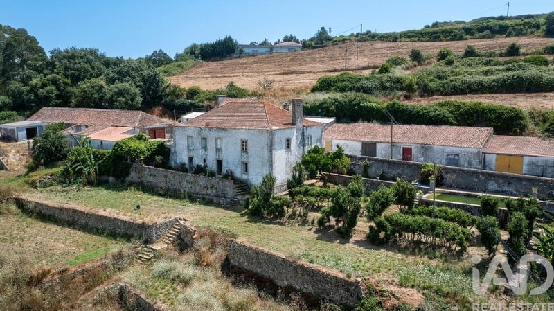 House in Sobral de Monte Agraco - view 1