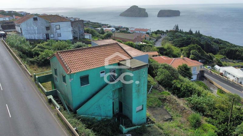 Villa in Feteira - view 1