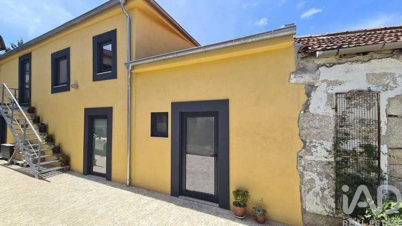 House in Campanha - view 1