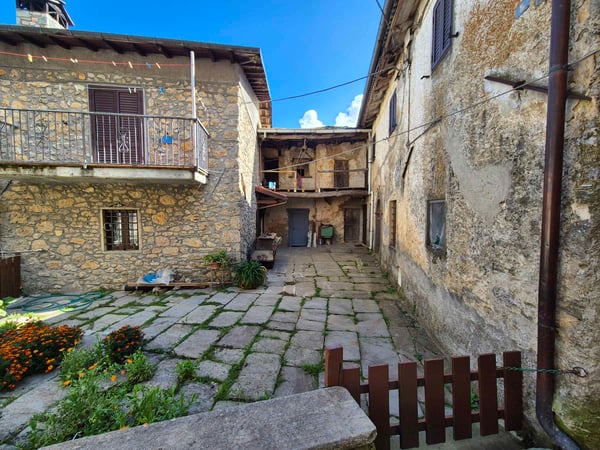 House in Careggine - view 1