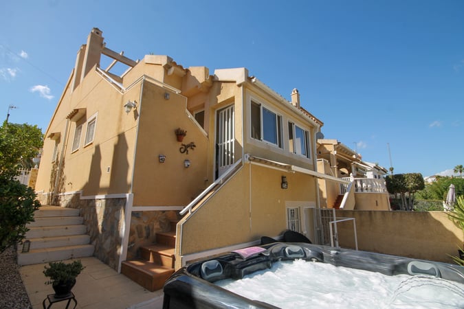 Villa in Villamartin - view 1