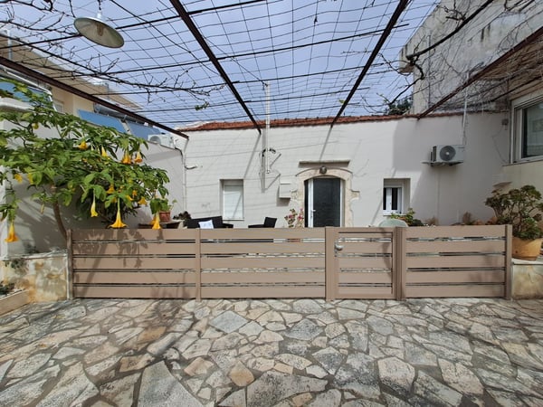 Villa in Plaka - view 1