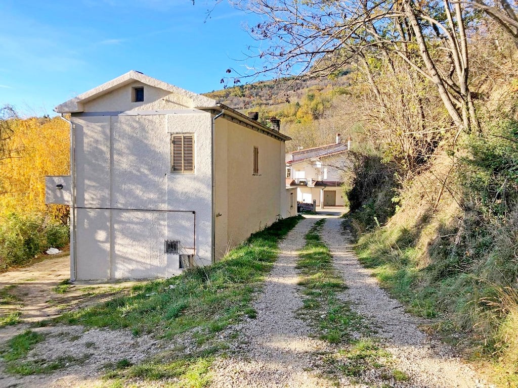 House in Civitella Casanova - Image 2