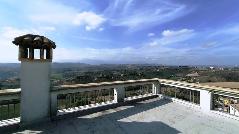 House in Collecorvino - view 1