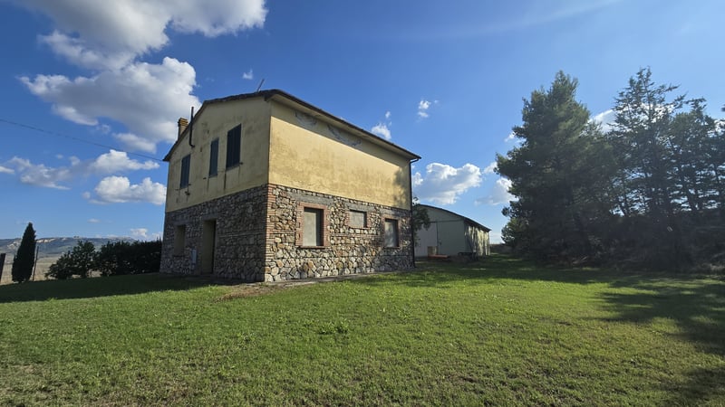 House in Volterra - view 1