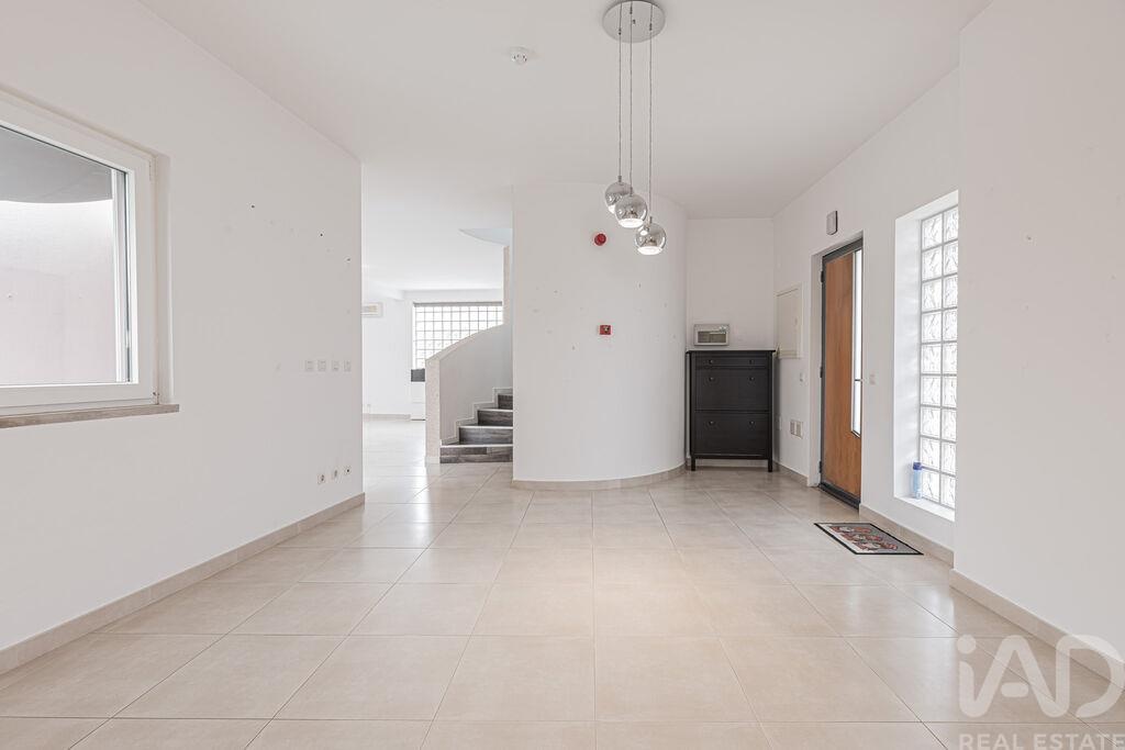 House in Quinta do Anjo - Image 3