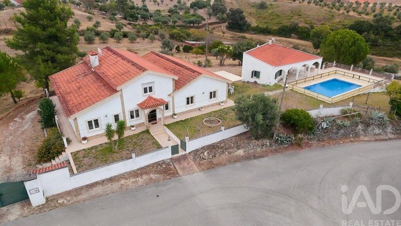 House in Azoia de Cima - view 1