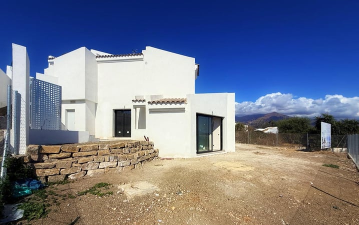 Villa in Estepona - view 1