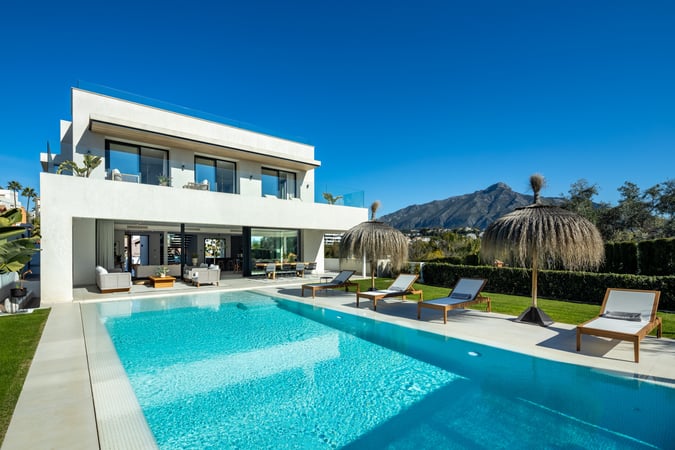 Villa in Nueva Andalucia - view 1