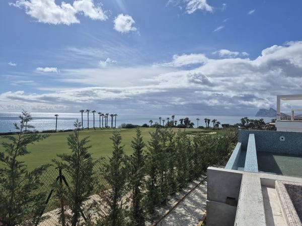 Villa in La Alcaidesa - view 1